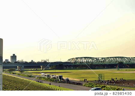 夕暮れの荒川河川敷 埼京線通過 夕暮れの荒川河川敷 埼京線通過 82985430