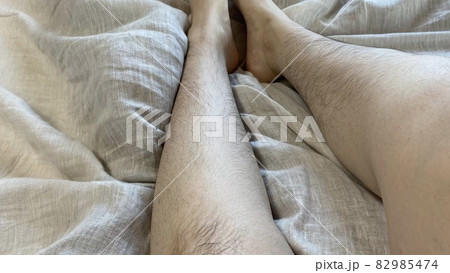 ムダ毛のたくさん生えた女性のふくらはぎと足首 ムダ毛のたくさん生えた女性のふくらはぎと足首 82985474