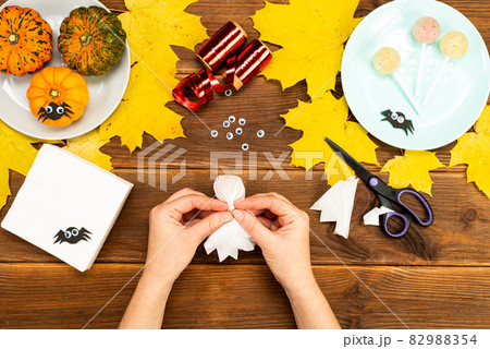We make gifts for Halloween. Making ghosts from napkins and candy. Halloween party decor. DIY instruction. Step by step guide 82988354
