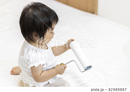 コロコロで掃除する赤ちゃんのイメージ(1歳2か月、日本人、女の子) 82989887