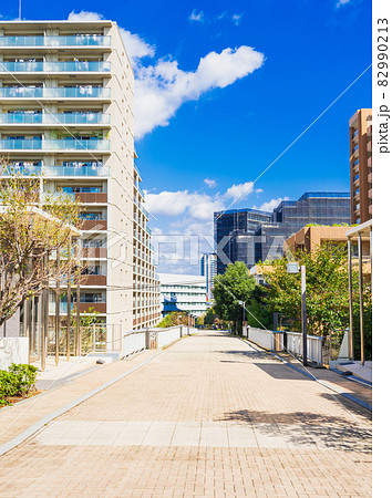 マンションが建ち並ぶ住宅街 82990213