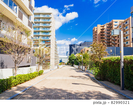 マンションが建ち並ぶ住宅街 82990321
