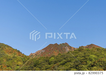 山の麓から見た朝日岳の紅葉【栃木県・那須町】 82990375