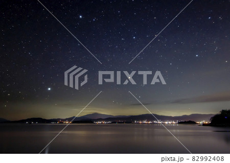 瀬戸内の冬の星景　西の空に沈むオリオン座と冬の大三角 82992408