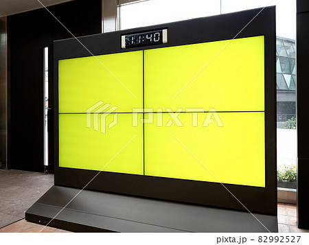 ビルのロビーに設置されたデジタルサイネージ 82992527