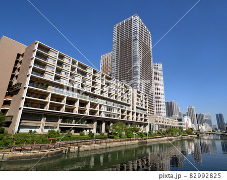 芝浦運河と芝浦アイランドのマンション街 82992825