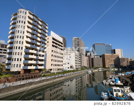 芝浦の運河とマンション街 82992876