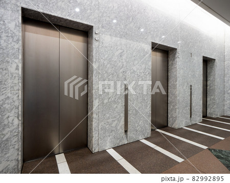 オフィスビルのエレベーター 82992895