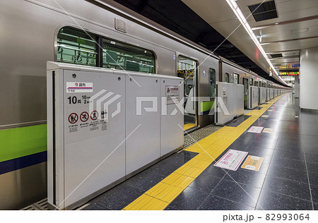 京王線　 調布駅　駅 , ホーム,  プラットホーム , 降車優先  ホーム　ホームドア　地下ホーム 82993064