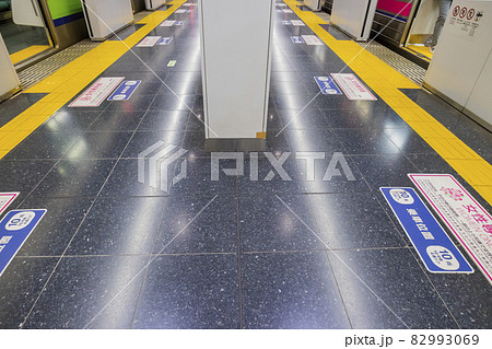 京王線　 調布駅　駅 , ホーム,  プラットホーム , 降車優先  ホーム　ホームドア　地下ホーム 82993069