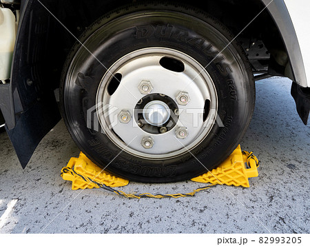 トラックにセットした輪止め 82993205