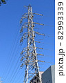 送電鉄塔と青空 82993339