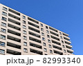 高層マンションと青空 82993340
