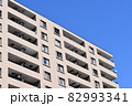 高層マンションと青空 82993341