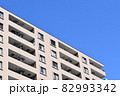 高層マンションと青空 82993342