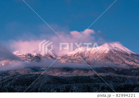 朝陽に照らされる冬の御嶽山 朝陽に照らされる冬の御嶽山 82994221