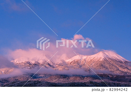 朝陽に照らされる冬の御嶽山 朝陽に照らされる冬の御嶽山 82994242
