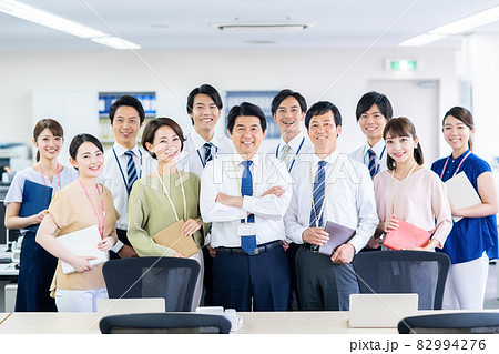 オフィスのビジネスパーソン オフィスのビジネスパーソン 82994276