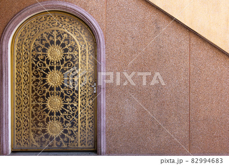 Temple doors engraved with golden flower patterns are Chinese art. 82994683
