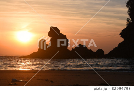 薩摩川内市・西方海岸の人形岩の夕景 82994793
