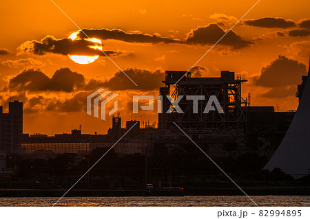 《東京都》大井埠頭の夕景・東京ベイエリア 《東京都》大井埠頭の夕景・東京ベイエリア 82994895