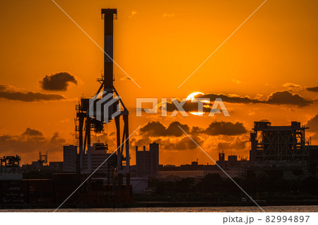 《東京都》大井埠頭の夕景・東京ベイエリア 《東京都》大井埠頭の夕景・東京ベイエリア 82994897