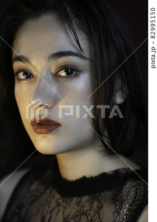 ボルドーメイクの女性ポートレート 82995150