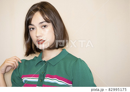 ボブヘアの女性のポートレート 82995175