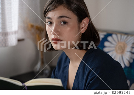 読書をする女性 読書をする女性 82995245