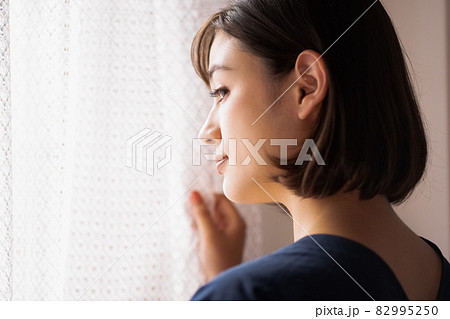 ボブヘアの女性のポートレート ボブヘアの女性のポートレート 82995250