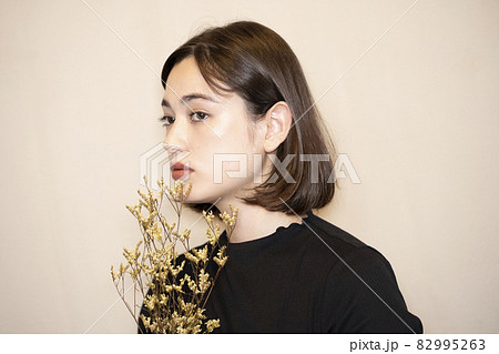 ナチュラルな女性のポートレート ナチュラルな女性のポートレート 82995263