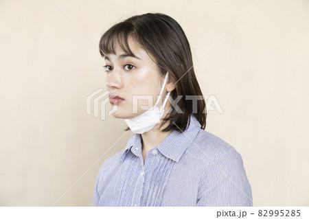 マスクと女性のポートレート 82995285
