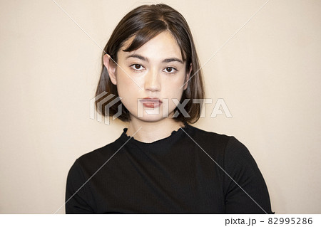 ボブヘアの女性のポートレート 82995286