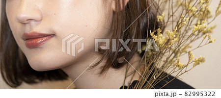 ナチュラルな女性のポートレート 82995322