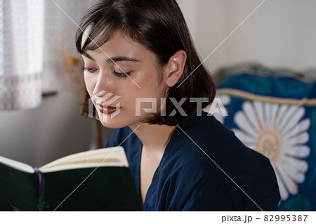 読書をする女性 読書をする女性 82995387