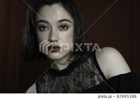 ボルドーメイクの女性ポートレート 82995389