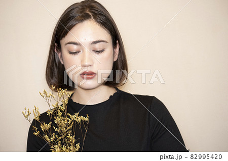 ナチュラルな女性のポートレート ナチュラルな女性のポートレート 82995420