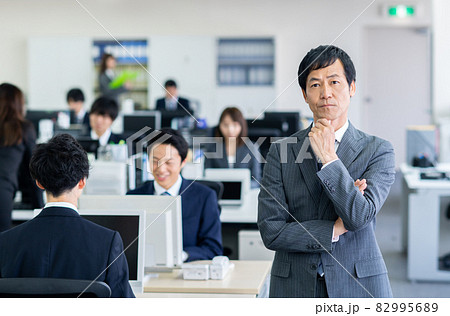 オフィスのビジネスマン　 82995689