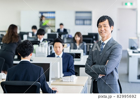 オフィスのビジネスマン　 82995692