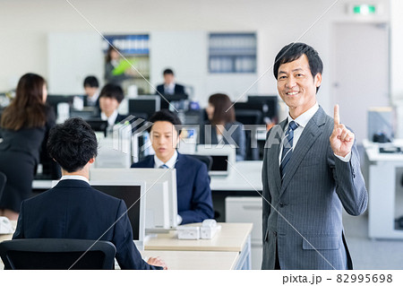 オフィスのビジネスマン　 82995698