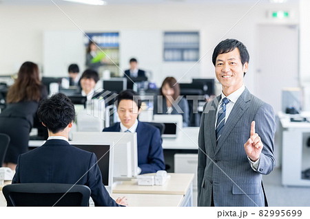 オフィスのビジネスマン　 82995699