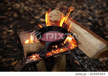 自然の中で肉を楽しむ 82995964