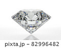 映り込みがある白背景のダイヤモンドの3Dレンダリング 82996482