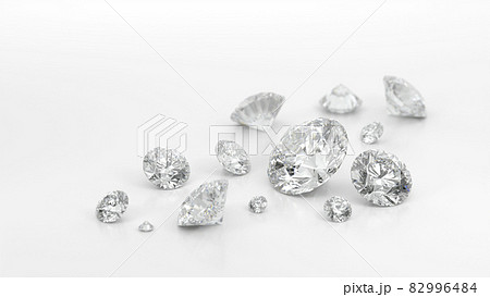 白背景の沢山のダイヤモンドの3Dレンダリング 82996484