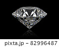 映り込みがある黒背景のダイヤモンドの3Dレンダリング 82996487