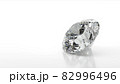白背景のダイヤモンドの3Dレンダリング 82996496