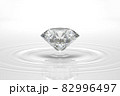 白背景の水面のダイヤモンドの3Dレンダリング 82996497