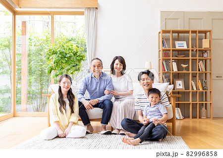 リビングでくつろぐ三世代家族 82996858