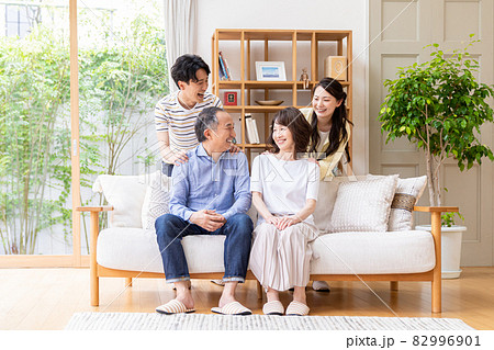 シニア夫婦と子供たち 82996901