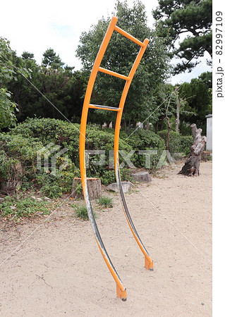 日本の公園の健康器具 ぶら下がり 日本の公園の健康器具 ぶら下がり 82997109